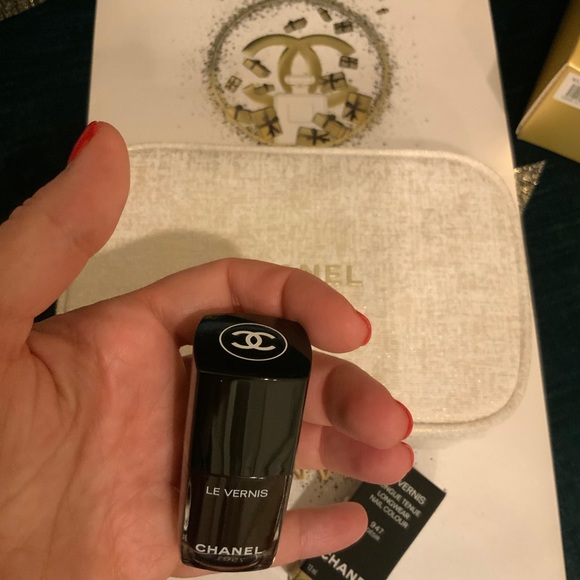 Chanel Holiday 2023 make up bag nail - Picture 3 of 4